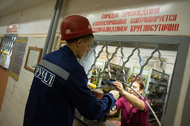 Поездка Евгения Куйвашева в Североуральск: шахта Черемуховская-Глубокая и вручение ключей, ламповая, шахтер