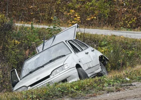 На подъезде к Ноябрьску водитель Toyota улетел в кювет