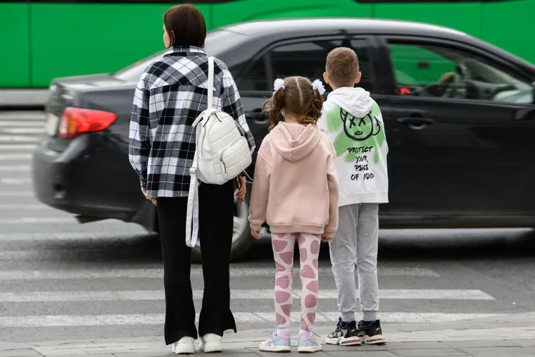 Школьники и студенты на городских улицах в День знаний. Екатеринбург 