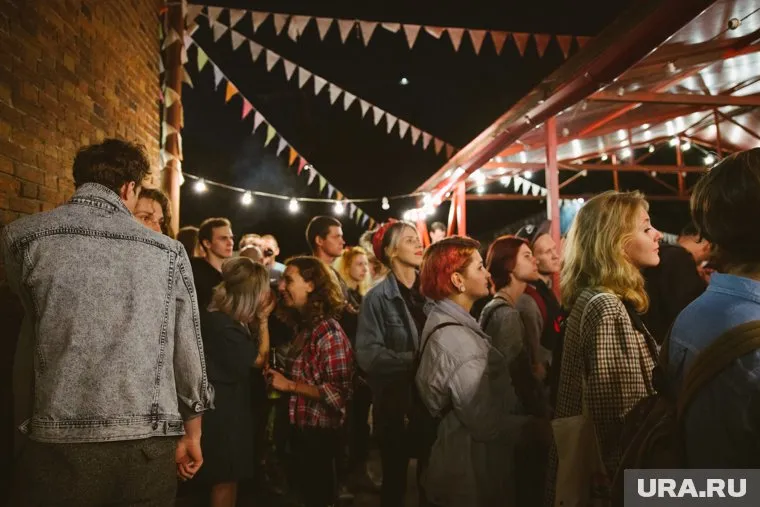 По сообщениям соцсетей, людей в масках не замечено, дистанцию никто не соблюдает