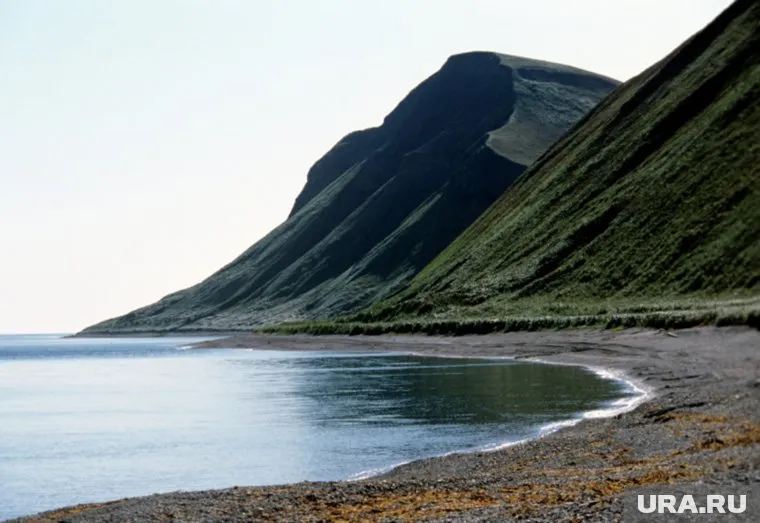 Командорскими островами и ближайшими островами США расстояние в 379 километров