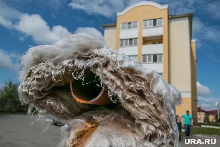 Трубы отопления обрезали еще весной