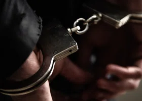 Закололи в подъезде дома после пикета: история убийства 90-х, в котором подозревают миллиардера Сулейманова