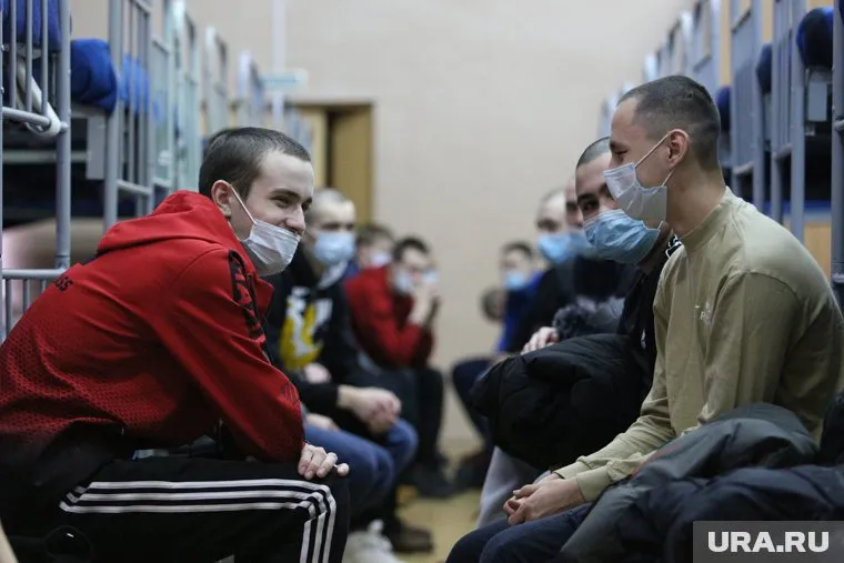 В военкомате формируют команды для отправления к местам несения службы