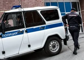 В Тюмени полуголый мужчина не пускал жильцов дома в подъезд