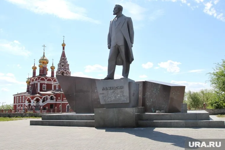 Памятник Красину нуждается в уборке