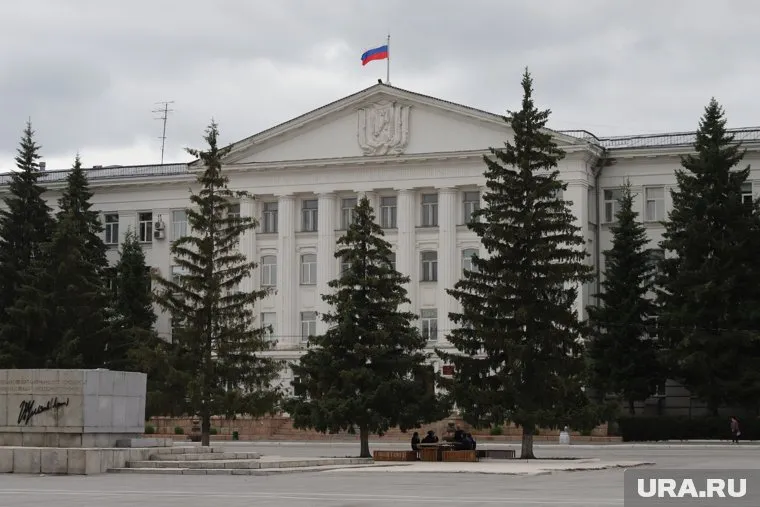 Жительница Кургана пыталась дозвониться до одного из департаментов мэрии (архивное фото)