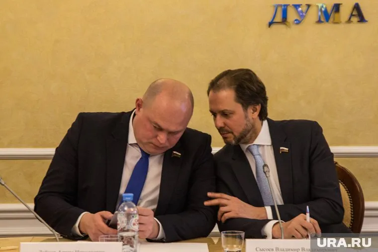 Артем Зайцев (слева) создает новую угрозу для Владимира Сысоева (справа)