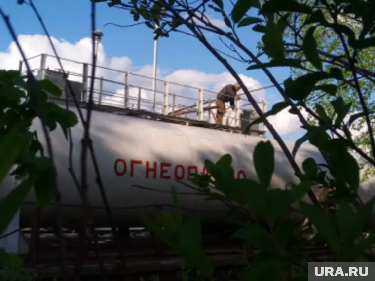 Трое злоумышленников успели заполнить нефтью четыре цистерны