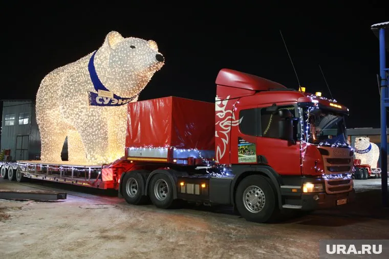 Семью медведей установили в Тюмени у здания администрации