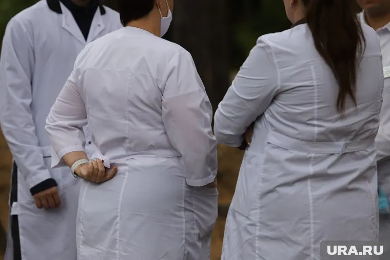 Власти РФ поручили проконтролировать процесс соцвыплат медикам