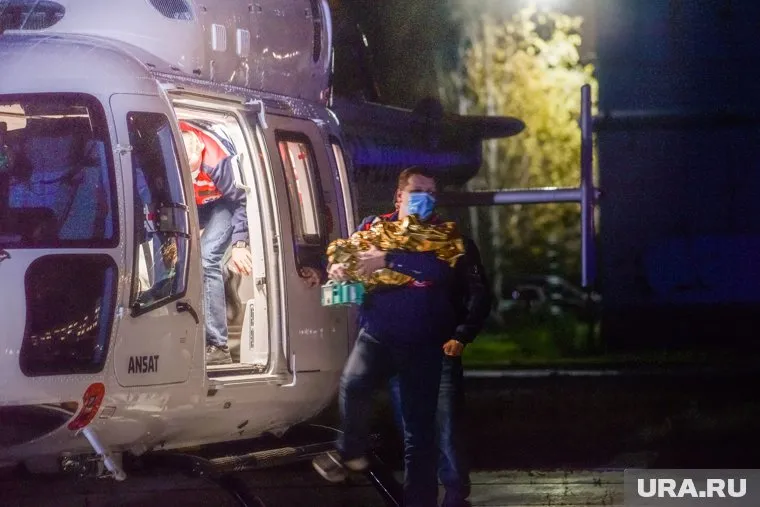 Вертолет медицины катастроф приземлился у здания ОДКБ №1