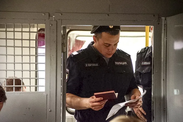 Задержанные на марше в поддержку Ивана Голунова в автозаке. Москва