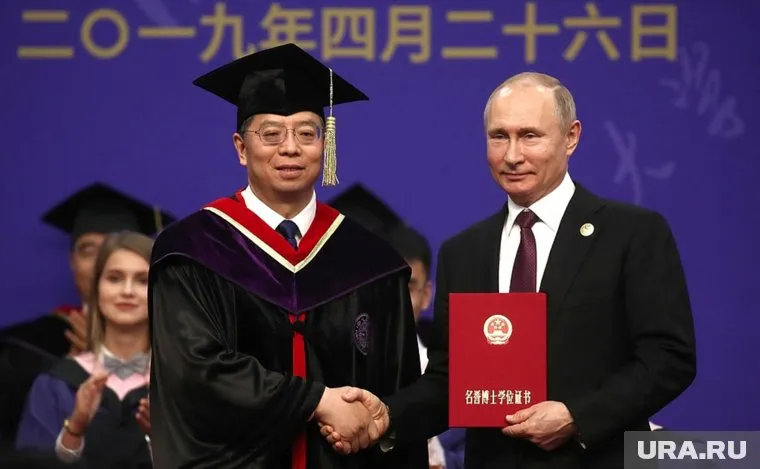 Диплом Владимиру Путину вручил ректор вуза Цсю Юн в Пекине