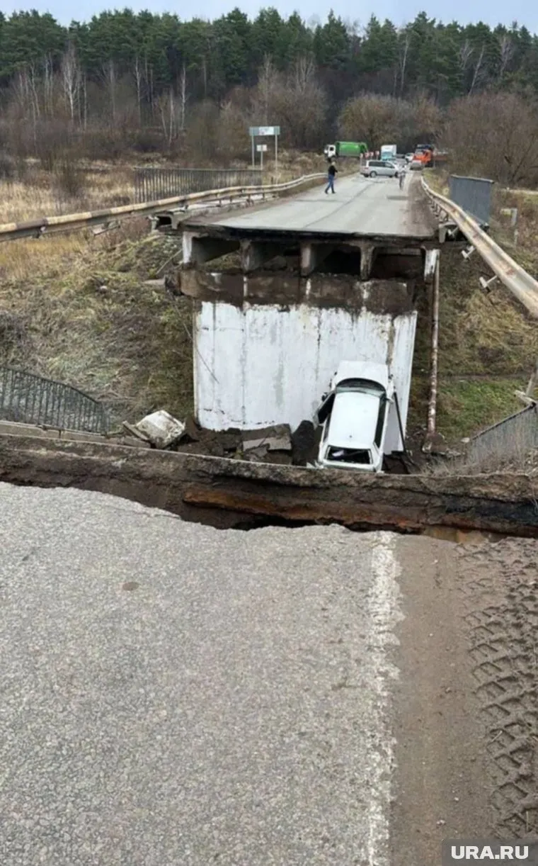 В момент обрушения моста по нему ехал автомобиль