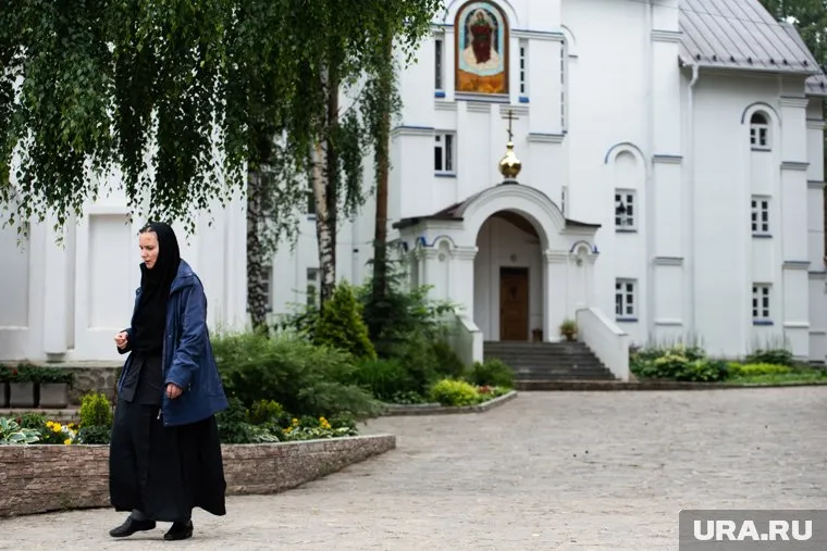 Девочку привезли в монастырь, так как врачи не смогли ей помочь