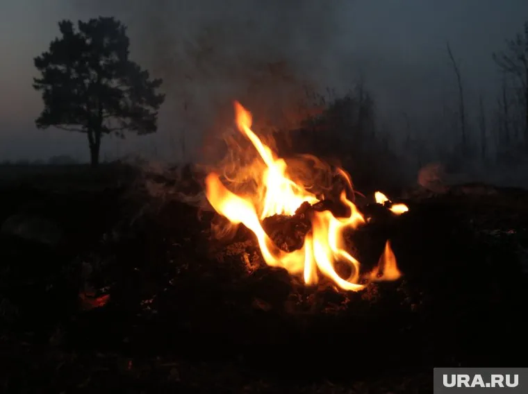 Жители города сообщил, что из-за пожара перекрыли проезд