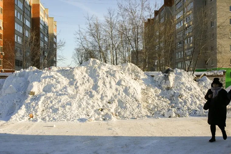 Снег во дворах. Тюмень