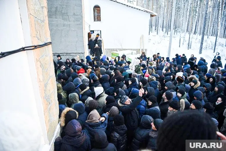 У монастыря собиралась огромная толпа