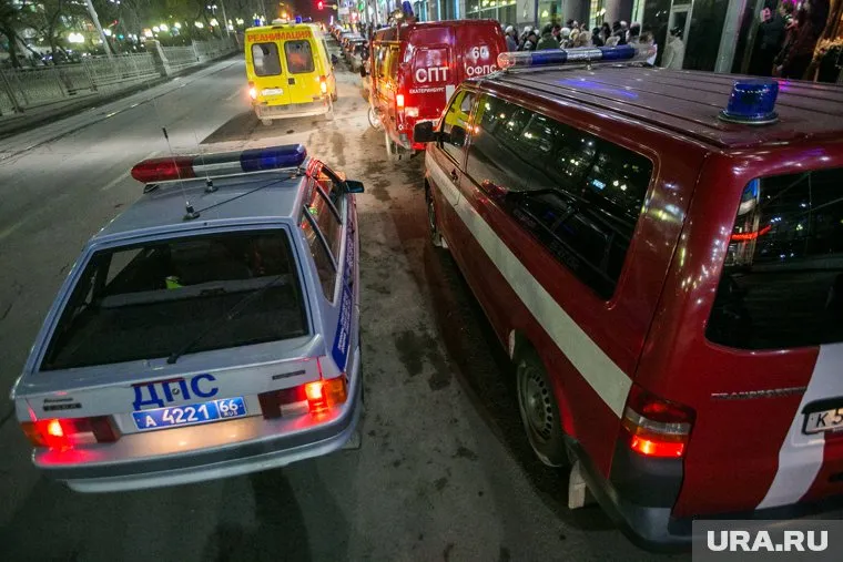 На месте пожара 24 специалиста и восемь спецмашин (архивное фото)