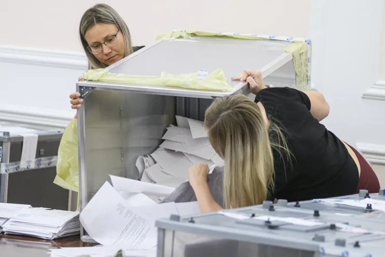 Подсчёт бюллетеней опроса по храму Святой Екатерины. Екатеринбург