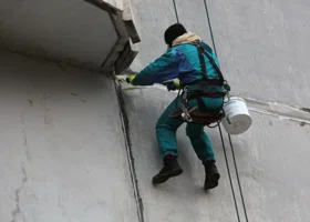 Курганцев зовут работать промышленными альпинистами на зарплату до 280 тысяч