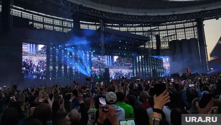 На концерте группы «Руки вверх» десятки тысяч свердловчан зажгли фонарики