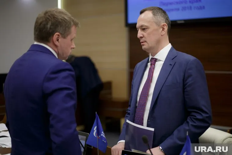 Алексей Бурнашов (справа) на время депутатских полномочий получил служебную квартиру площадью 166 квадратных метра