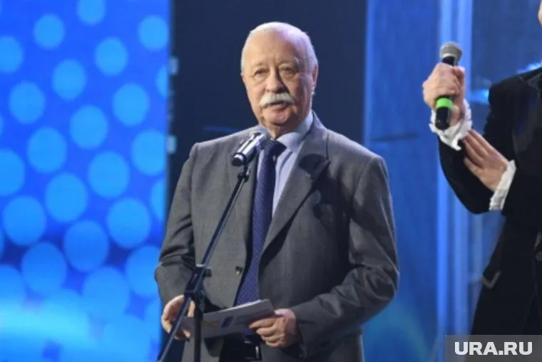 Ведущий вел церемонию, превозмогая боль