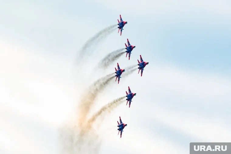 Деталь самолета отвалилась у одного из пилотов облетной группы «Стрижи»