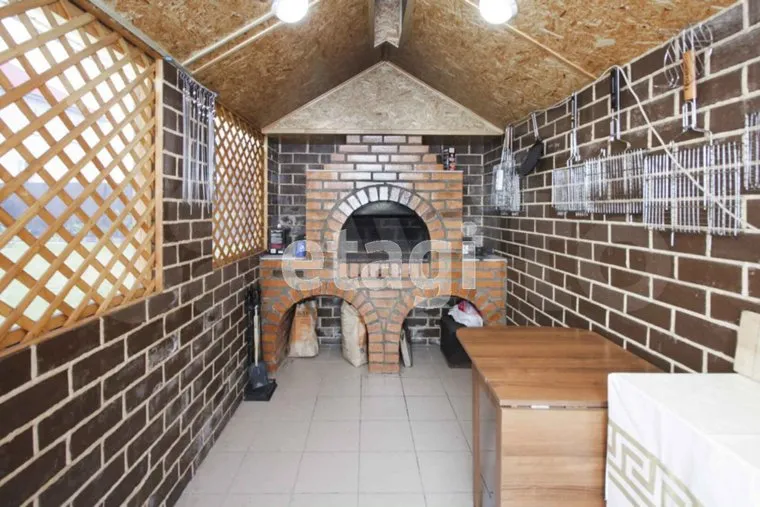 Во дворе построена мангальная зона