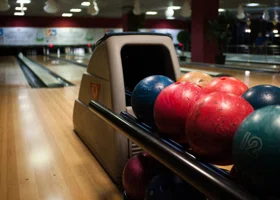 Где в Челябинске покатать шары: цены и адреса боулингов города