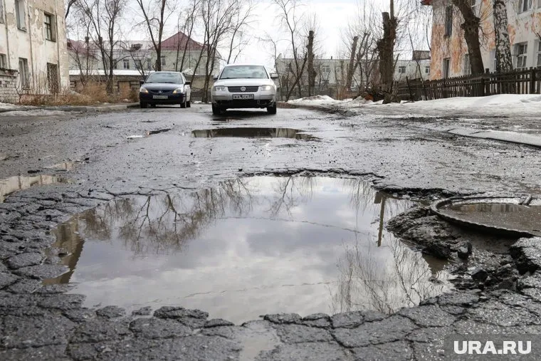 Разваливающиеся участки дороги ремонтировались в прошлом году (архивное фото)