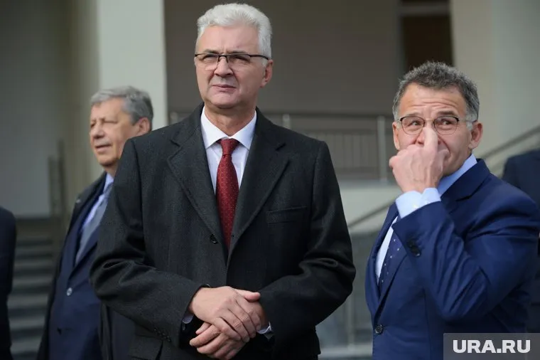 Сити-менеджер Екатеринбурга Александр Якоб (слева) и его бывший заместитель Владимир Тунгусов (справа) присматриваются к формирующимся группам конкурентов и готовят собственные списки кандидатов