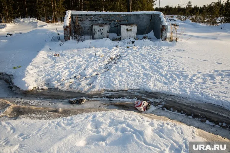 Вся детская площадка затоплена (архивное фото)