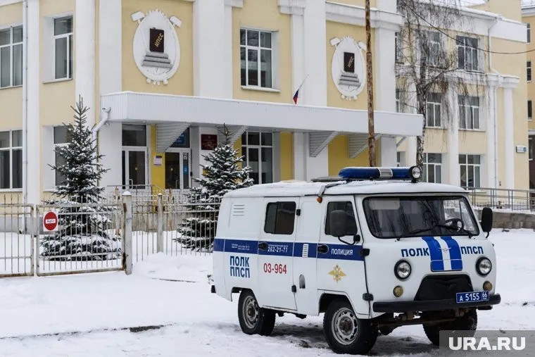 Школу оцепила полиция