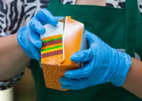 Ресторан «Вкусно и точка» отказался продать еду екатеринбуржцу без машины