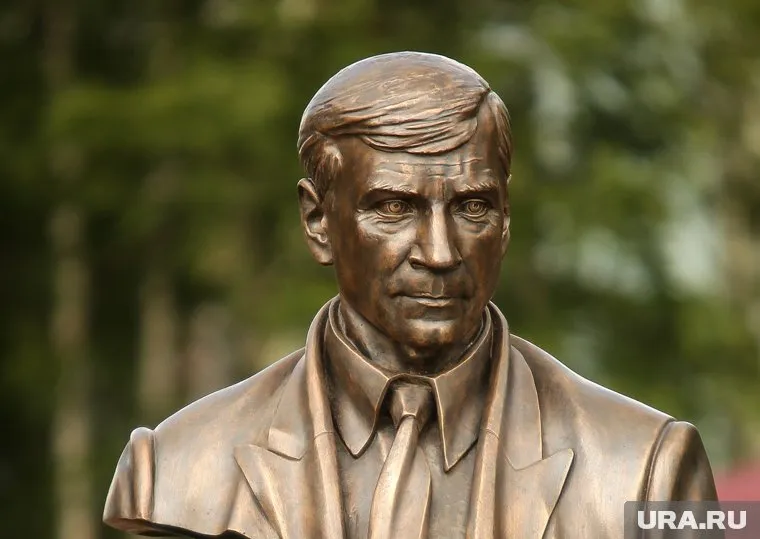 На Комсомольском бульваре в Нефеюганске Владимиру Петухову установлен памятник