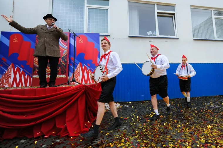 Вскрытие старой и закладка новой капсулы времени с посланием комсомольцев в ПО Полет. Челябинск, барабанщики, пионеры