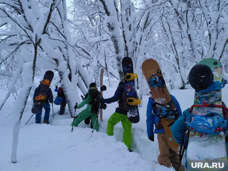 Экстремалы едва не попали в снежную волну