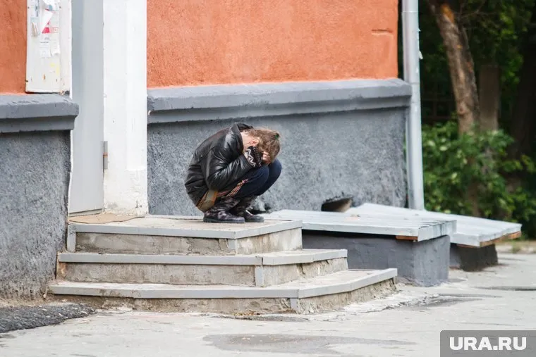 В первую очередь у детей меняется поведение на агрессивное или апатичное