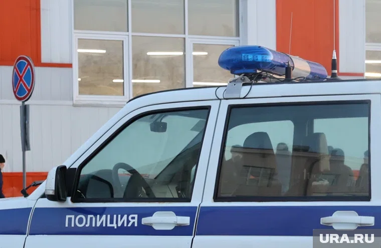 Полицейские передали мальчика врачам скорой помощи