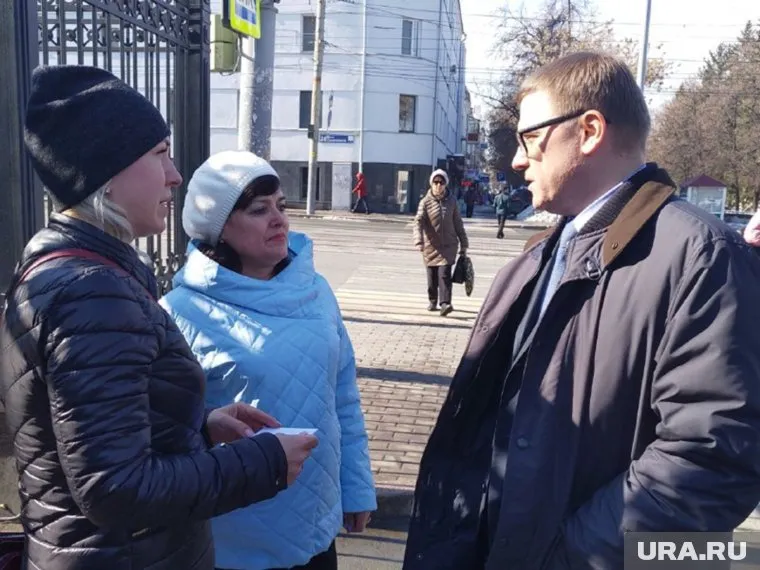 Первым делом Алексей Текслер переговорил с ожидающими его дольщиками