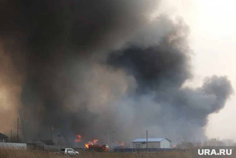 Дым от пожара был виден из далека