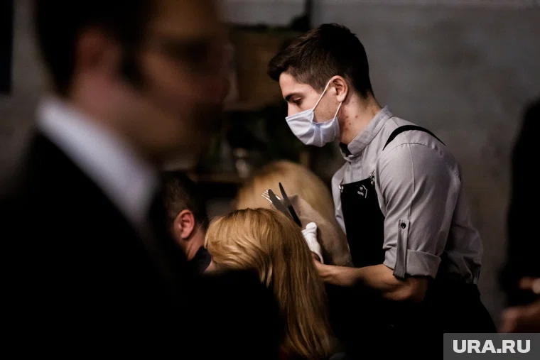 Молодой человек избил официанта