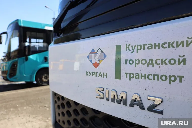 Автобус провалился в щебенку у Дома Быта в Кургане