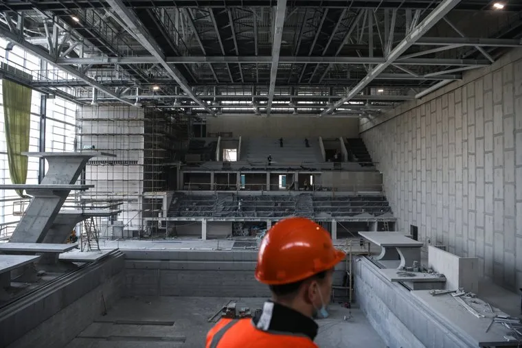 Строительный класс Гимназии №2 на площадке строительства деревни Всемирных студенческих игр 2023. Екатеринбург