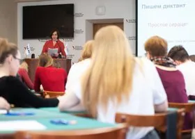 Учитель-общественник провел диктант для чиновников ЯНАО