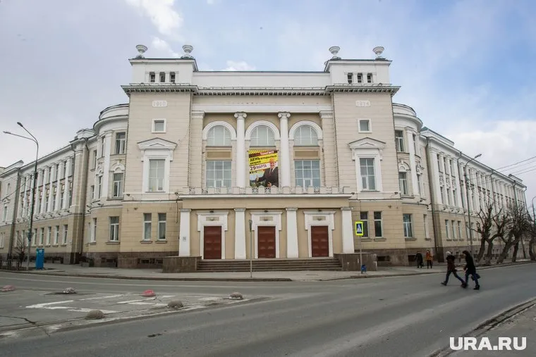 Баннер с рекламой вечеринки висел прямо над входом в здание вуза