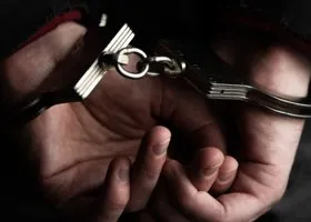 Shot: на Ямале задержали полицейского, который помог сбежать из суда двум наркодилерам